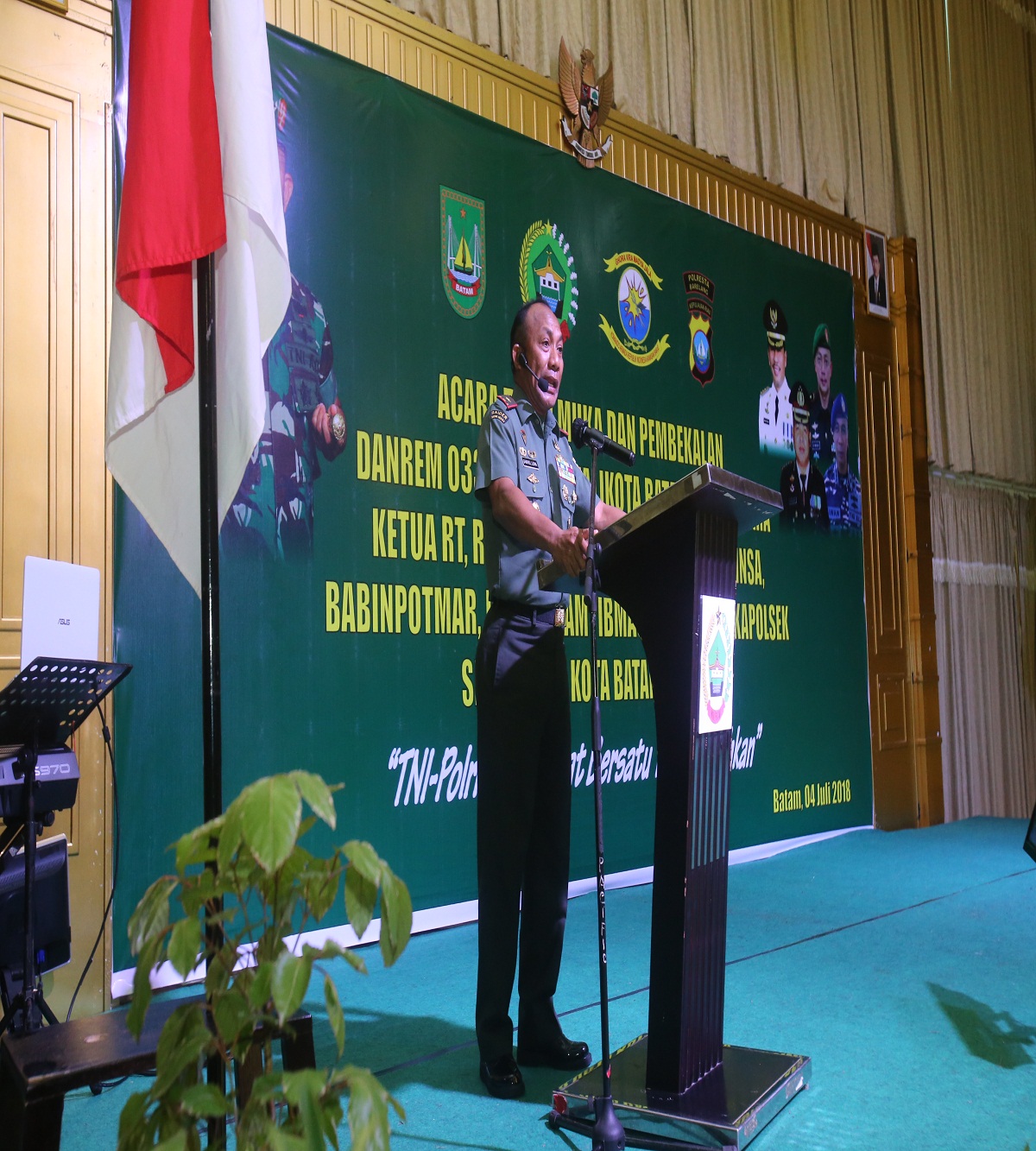 Komandan Korem 033 Wira Pratama Brigjen TNI Gabriel Lema memberikan Pembekalan kepada jajaran RT RW, Babinsa, Babinkabtibmas, Lurah dan Camat se Kota Batam.