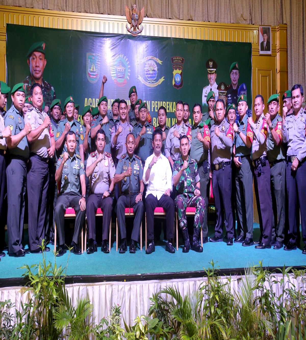 Walikota Batah H Muhammad Rudi berfoto bersama Danrem 033 Wira Pratama dan jajaran TNI Pusai acara Pembekalan.