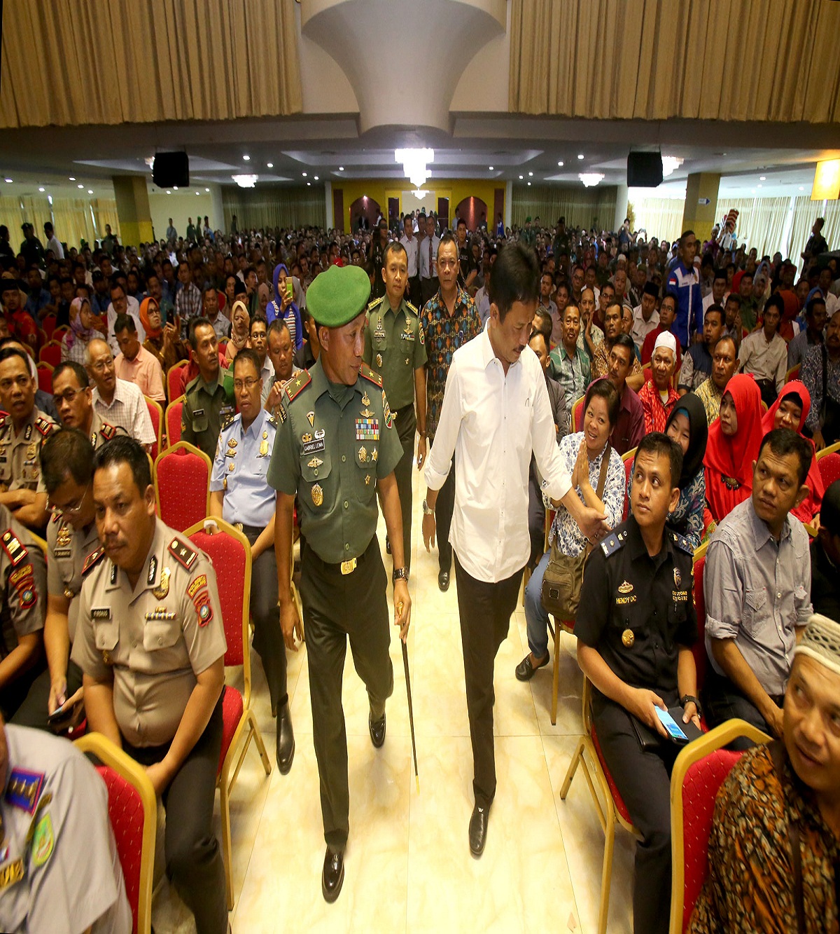 Walikota Batam bersama Komandan Korem 033 Wira Pratama Brigjen. TNI Gabriel Lema memasuki lokasi pertemuan.
