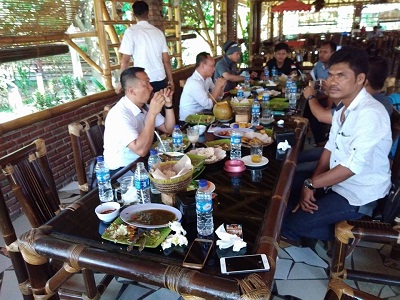 PLN Batam berdiskusi dengan sejumlah media ,di Saung Sunda Sarwagi , Batam Centre.Kamis (26/7) foto potretkepri.com (amr)